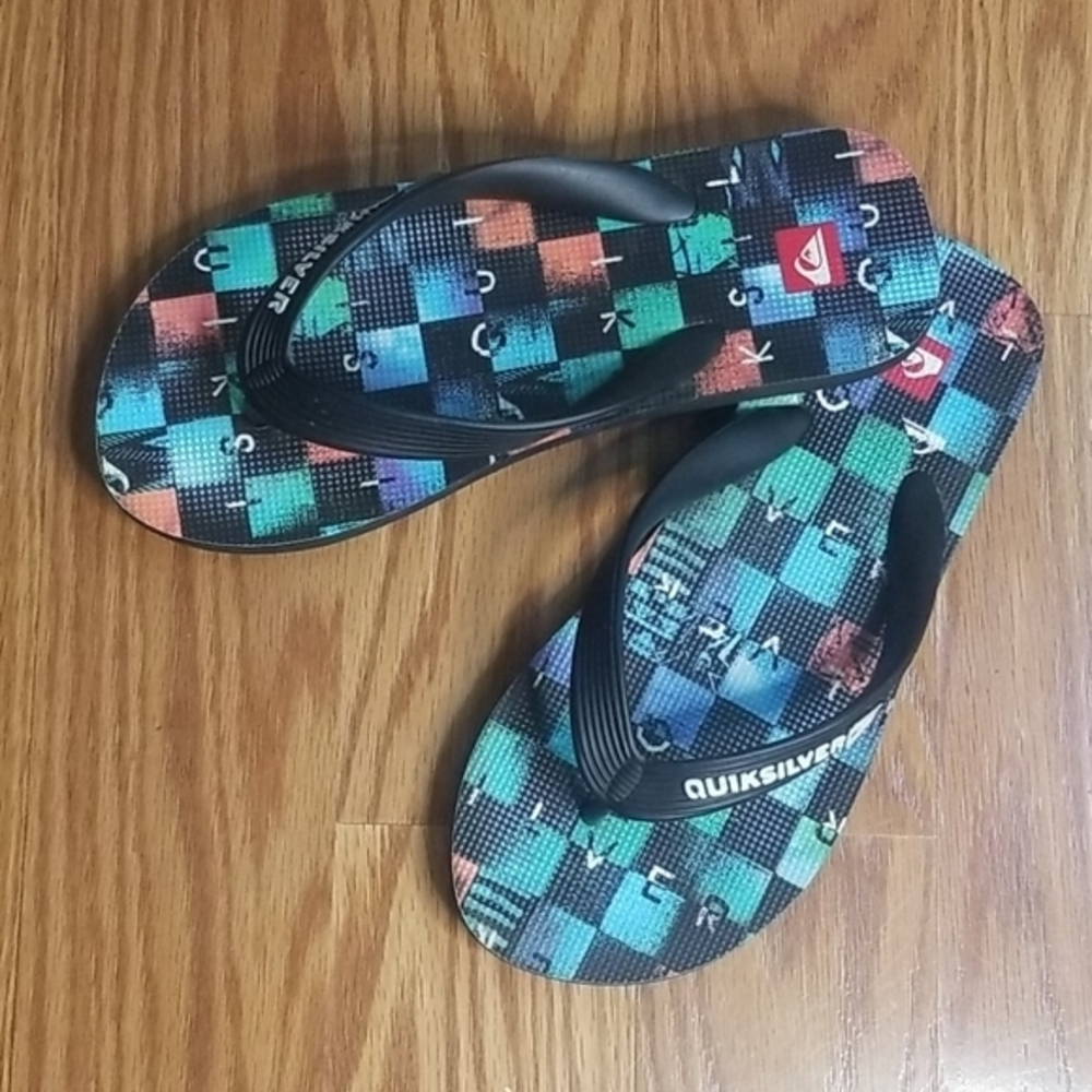 Quicksilver flip flops size 2/3‎